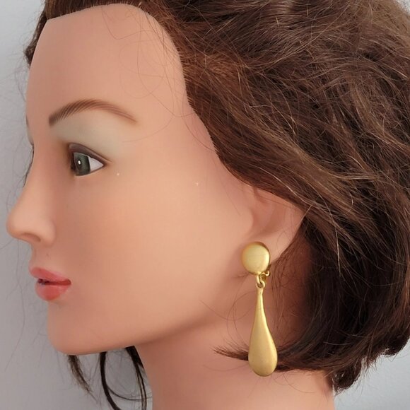 Signed Vintage Erwin Pearl Matte Gold-tone Long Teardrop Dangle Clip-on Earrings - Picture 2 of 7